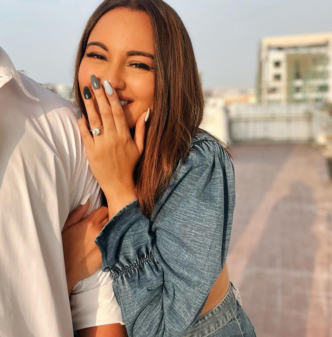 Is Sonakshi Sinha Engaged Actress Flaunts Her Engagement Ring With Mystery  Boy In New Post | What!!! Sonakshi Sinha ने कर ली सगाई? रिंग फ्लॉन्ट करते  हुए मिस्ट्री ब्वॉय के साथ शेयर