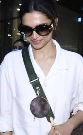 बॉलिवुड ऐक्ट्रेस दीपिका पादुकोण हाल ही में एयरपोर्ट पर स्पॉट हुई हैं. इस दौरान ऐक्ट्रेस के लुक ने फैंस को खूब अट्रैक्ट किया.