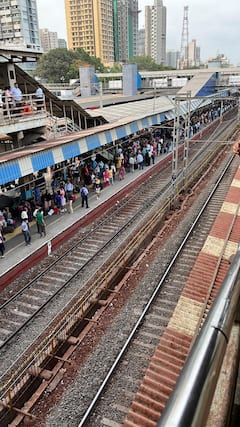 PHOTO : मुंबईकरांना मनस्ताप; पश्चिम रेल्वे हळूहळू पूर्वपदावर, तांत्रिक बिघाड दुरुस्त