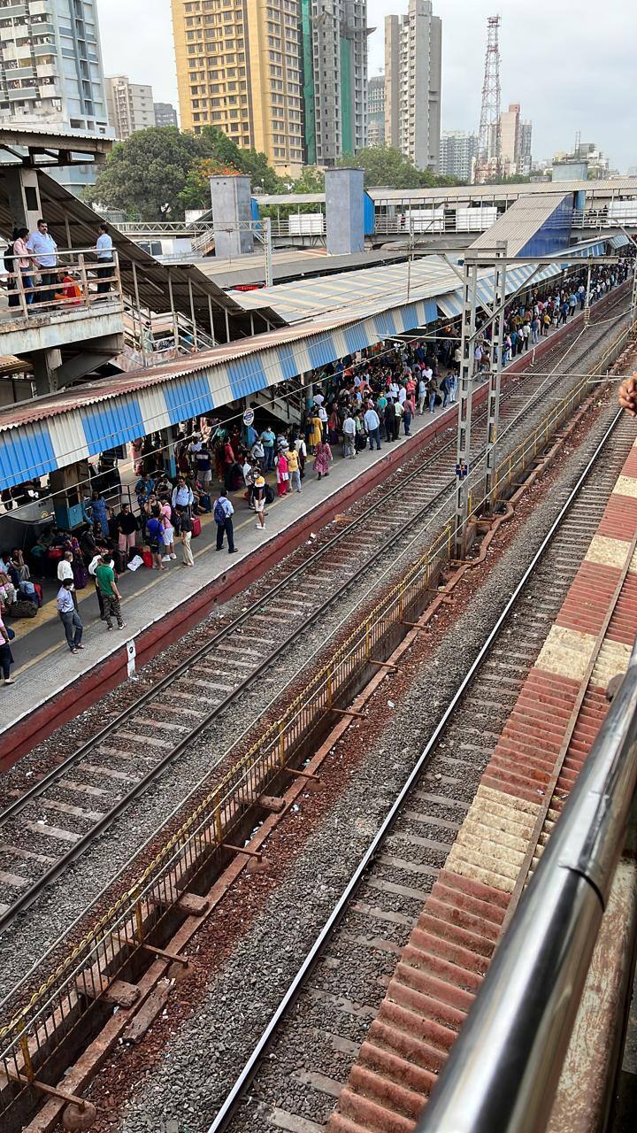 दहिसर ते बोरीवली स्थानकादरम्यान ओव्हरहेड वायर तुटल्यानं ऐन कामाला जाण्याच्या वेळी मुंबईकरांचा खोळंबा झाला आहे. तांत्रिक बिघाड दुरूस्त झाल्याची माहिती हाती येत आहे. मात्र वाहतूक अजून पूर्णपणे पूर्ववत झालेली नाही. जलद मार्गावरील लोकलसेवा जवळपास ठप्प झाली आहे. लांब पल्ल्याच्या ट्रेन्सही एकामागे एक उभ्या आहेत.