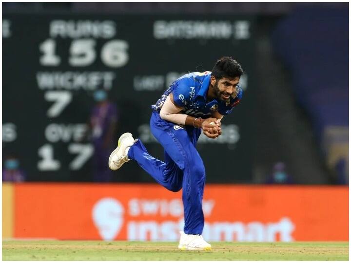 Best T20 bowling figures for Jasprit Bumrah 5 wickets against KKR IPL में पहली बार बुमराह ने लिए 5 विकेट, टी20 क्रिकेट का किया सर्वश्रेष्ठ प्रदर्शन