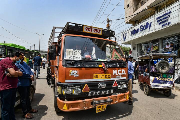एसडीएमसी के सेंट्रल ज़ोन के अध्यक्ष राजपाल सिंह ने बताया, ‘‘ हमारे दल अतिक्रमण हटाने के लिए बुलडोजर, ट्रक और पुलिस बल के साथ शाहीन बाग पहुंचे। अतिक्रमण हटाना हमारा दायित्व है, जिसे हम पूरा कर रहे हैं.’’