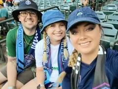 रिलेशनशिप का अनोखा मामला, सहेली और बॉयफ्रेंड से एक साथ शादी करेगी ये महिला