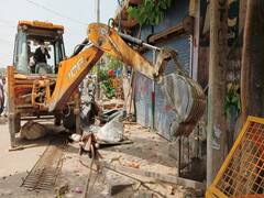 Bulldozer in Shaheen Bagh: शाहीन बाग में चला MCD का बुलडोजर, कांग्रेस बोली- बीजेपी गरीबों का घर उजाड़ रही
