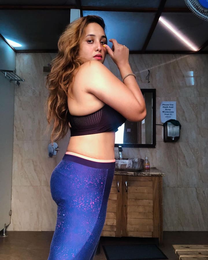 रानी चटर्जी ने ये तस्वीरें अपने इंस्टाग्राम अकाउंट पर शेयर की हैं. जिसमें वो जिम वियर में नजर आ रही हैं.