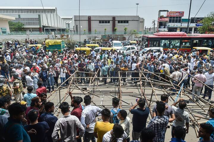 अधिकारी ने कहा, “ हालात अब काबू में हैं और गाड़ियों की सामान्य आवाजाही हो रही है.” एक अधिकारी ने बताया कि विरोध प्रदर्शन के बाद एसडीएमसी के अधिकारी बुलडोज़र के साथ लौट गए थे और उन्होंने तोड़फोड़ की कार्रवाई को अंजाम नहीं दिया.