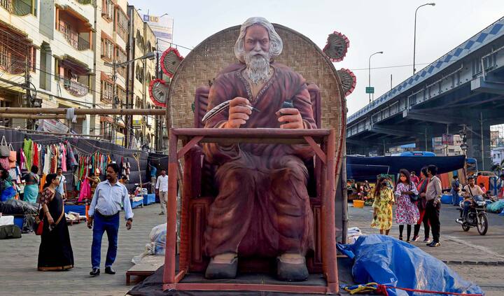 আজ ২৫ বৈশাখ বিশ্বকবি রবীন্দ্রনাথ ঠাকুরের ১৬১তম জন্মবার্ষিকী। কলকাতার জোড়াসাঁকোর বিখ্যাত ঠাকুর পরিবারে ১২৬৮ বঙ্গাব্দের ২৫ বৈশাখ (১৮৬১ সালের ৭মে) জন্মগ্রহণ করেন তিনি।
