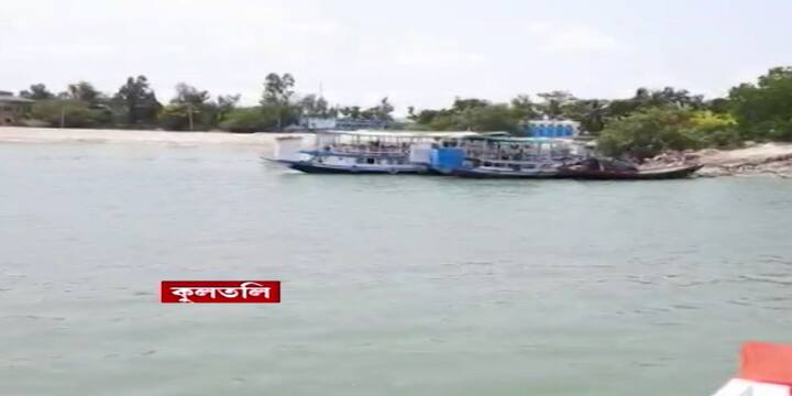আবহাওয়া দফতর সূত্রে খবর, সমুদ্রেই গতিপথ পরিবর্তন করে ওড়িশা উপকূল বরাবর এগোবে ‘অশনি’। বাংলায় সরাসরি প্রভাব না পড়লেও বৃষ্টির সম্ভাবনা রয়েছে।