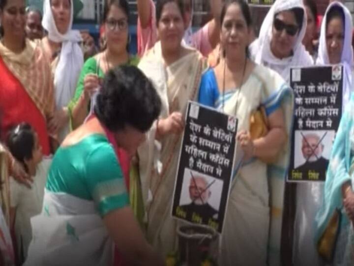 Congress womens front agitation against inflation in Amravati  Amravati Congress Agitation : पेट्रोल, डिझेलला श्रद्धांजली, तर लाकडाच्या मोळीची पूजा, काँग्रेसच्या महिला आघाडीचं अनोखं आंदोलन