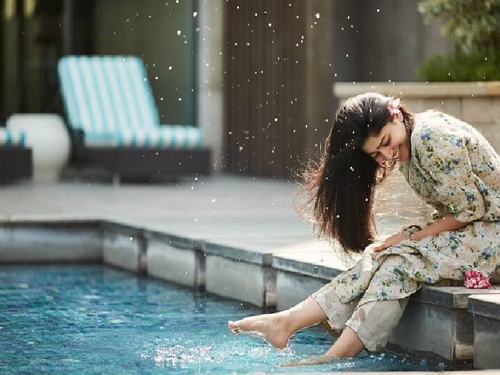 यामुळेच तिने एकदा 2 कोटी रुपयांची ब्युटी प्रॉडक्ट जाहिरातीची ऑफरही नाकारली होती. एकदा साई पल्लवीला फेअरनेस क्रीमच्या दोन कोटींच्या जाहिरातीची ऑफर देण्यात आली होती. पण, तिने फेअरनेस क्रीमची जाहिरात करण्यास साफ नकार दिला होता.