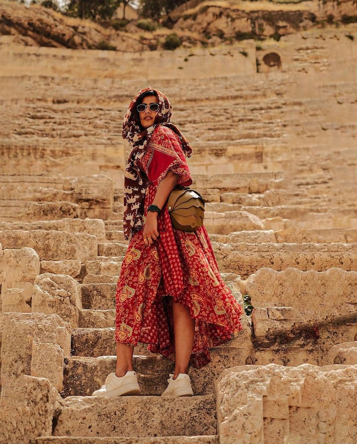 నిహారిక తన భర్తతో కలిసి విహారయాత్రలో ఎంజాయ్ చేస్తోంది. వీరిద్దరూ జోర్డాన్ దేశంలోని చారిత్రక ప్రదేశం పెట్రా కట్టడాలను చూసేందుకు వెళ్లారు. -Image Credit:Niharika Konidela/Instagram