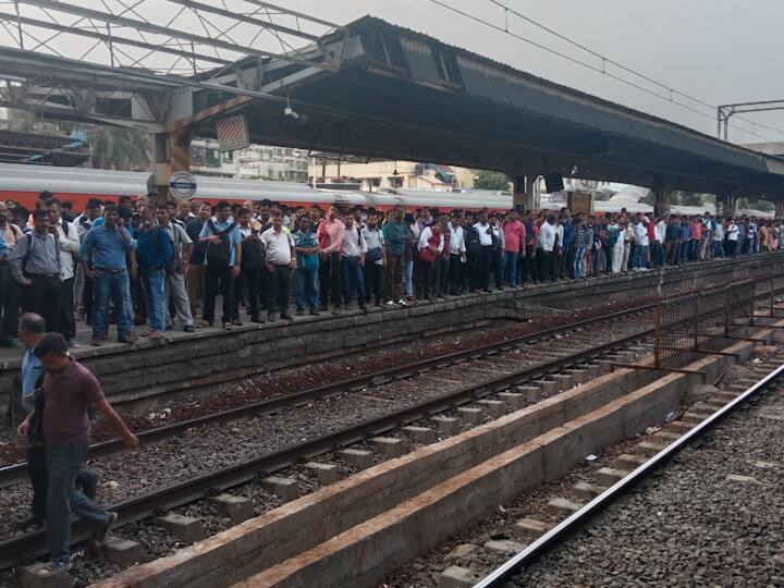 दरम्यान, अद्याप लोकल सेवा पूर्ववत झालेली नाही. लोकल सेवा पूर्ववत करण्यासाठी पश्चिम रेल्वेच्या प्रवाशांकडून शर्थीचे प्रयत्न सुरु आहेत.