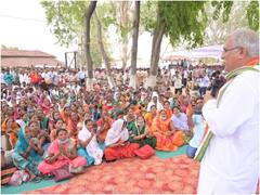 Chhattisgarh: चौपाल में जनता ने की शिकायत, अधिकारी बिना कमीशन नहीं करते काम, सीएम बघेल ने लिया बड़ा एक्शन