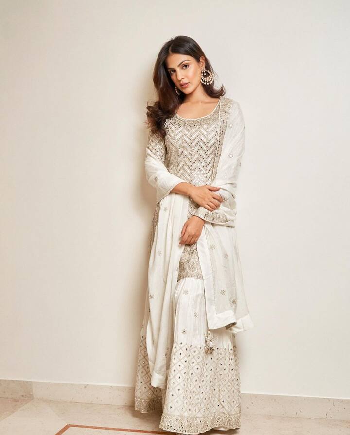 बॉलीवूड आणि साऊथ चित्रपटांमध्ये आपले अभिनय कौशल्य दाखवणारी अभिनेत्री रिया चक्रवर्ती तिच्या चित्रपट आणि पात्रांपेक्षा तिच्या वैयक्तिक आयुष्यामुळे चर्चेत असते.(photo:rhea_chakraborty/ig)