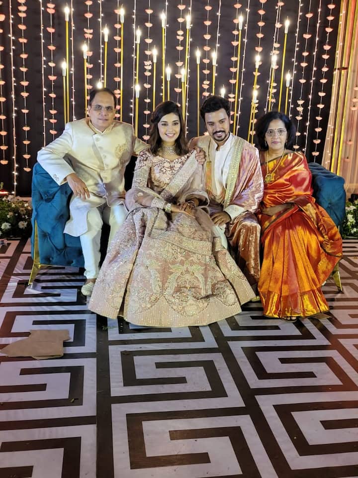 विराजस हा अभिनेत्री मृणाल कुलकर्णी यांचा मुलगा आहे. 'माझा होशील ना' या मालिकेच्या माध्यमातून विराजस घराघरांत पोहोचला होता.