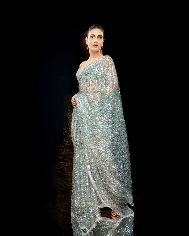 Glittery in grey! Fatima Sana Shaikh opts for a perfect glittery grey saree with a matte blouse. Well with a subtle makeup and a pony tail, Fatima gives us a perfect saree styling goals!