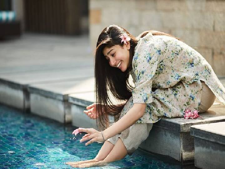 सईच्या मते, जे नैसर्गिक आहे तेच सौंदर्य आहे. तिला अशा कोणत्याही गोष्टीचा प्रचार करायचा नाही, ज्यामुळे लोकांमध्ये चुकीचा समाज पसरेल. साईच्या या निर्णयाचे त्यांचे खूप कौतुक झाले होते. (Photo : @Sai Pallavi/IG)