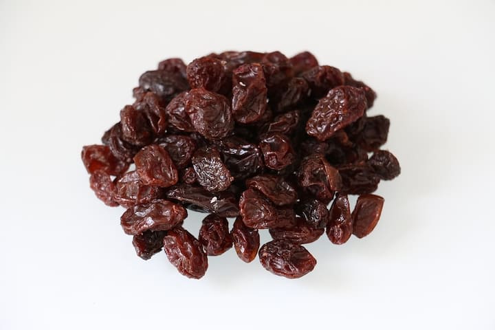 কিশমিশ (Raisin) স্বাস্থ্যের জন্য অত্যন্ত উপকারী। বিশেষজ্ঞরা জানান, যেকোনও সময় খিদে পেলে অন্যান্য কোনও খাবারের থেকে কিশমিশ পেট ভরানোর সঙ্গে সঙ্গে স্বাস্থ্যের নানা উন্নতি করে।