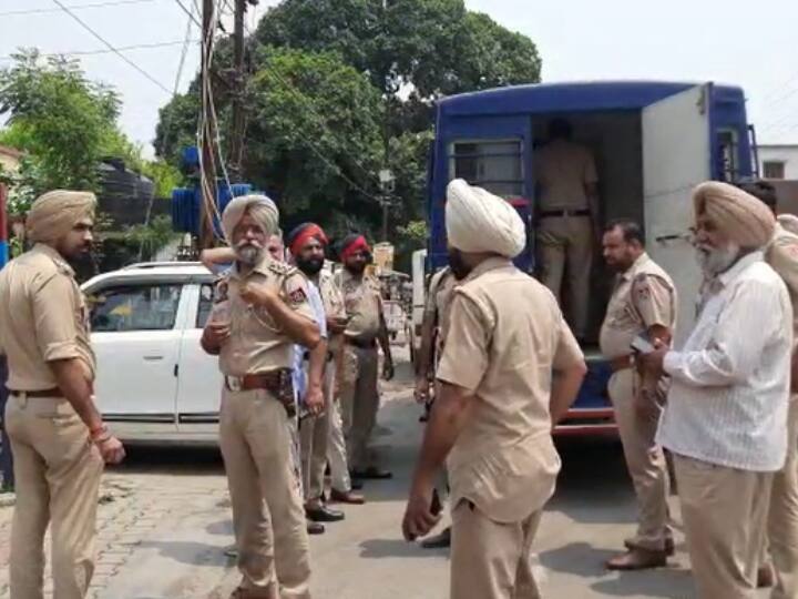 Bazpur News: जेल तोड़ने के आरोपी को शादी में लेकर पहुंची पंजाब पुलिस, लोगों में मचा हड़कंप, समारोह भी टला Bazpur Dhansara Punjab Police Arrived with ccused of breaking jail to wedding but ceremony was also postponed ann Bazpur News: जेल तोड़ने के आरोपी को शादी में लेकर पहुंची पंजाब पुलिस, लोगों में मचा हड़कंप, समारोह भी टला