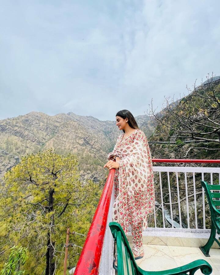 अक्षरा सिंह इन दिनों अपनी फिटनेस और ग्लैमरस अवतार को लेकर सुर्खियों में बनी रहती हैं लेकिन हाल ही में उनका एक बेहद ही सिंपल लुक देखने को मिला हैं.