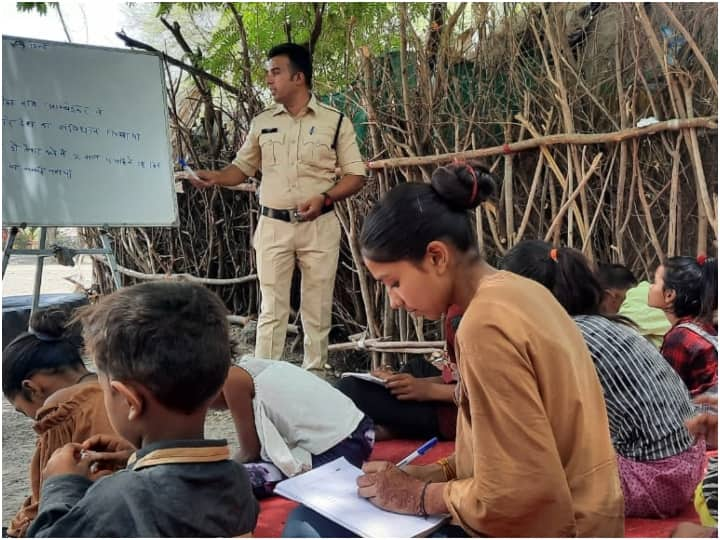 Motivational Story a Policeman of Indore Police teaching poor children of Slum ANN Motivational Story: झुग्गी-झोपड़ी के बच्चों का जीवन संवार रहा है एक पुलिसकर्मी, जानिए क्यों शुरू किया यह काम