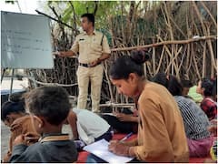 Motivational Story: झुग्गी-झोपड़ी के बच्चों का जीवन संवार रहा है एक पुलिसकर्मी, जानिए क्यों शुरू किया यह काम