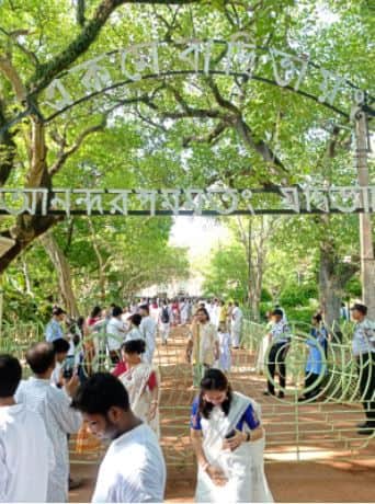 আজ কবিগুরুর ১৬১তম জন্মদিন। গানে-গল্পে-কবিতায় রবি-বরণ৷ জোড়াসাঁকো থেকে শান্তিনিকেতন। রাজ্যজুড়ে সাড়ম্বরে উদযাপন করা হচ্ছে পঁচিশে বৈশাখ।