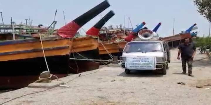 দুর্যোগের আশঙ্কায় সতর্কতামূলক প্রচার চলছে দক্ষিণ ২৪ পরগনার উপকূলবর্তী এলাকাগুলিতে। সতর্ক করা হচ্ছে পর্যটক, মৎস্যজীবীদের। ঘূর্ণিঝড়ের আশঙ্কায় ঘুম উড়েছে এলাকাবাসীর।