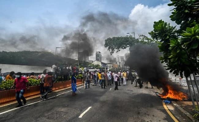 Shri Lanka: A legislator Amarakeerthi Athukorala from Sri Lanka’s ruling party died in clash with anti-government protesters outside the capital શ્રીલંકાઃ આર્થિક કટોકટી વચ્ચે થઈ રહેલા હિંસક પ્રદર્શનમાં શાસક પક્ષના સાંસદનું મોત