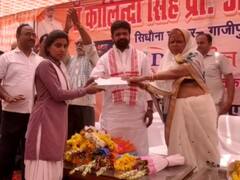 Ghazipur News: मंत्री दयाशंकर मिश्र दयालु ने युवाओं को बांटे स्मार्टफोन और टेबलेट, कहा - सरकार की कथनी-करनी में फर्क नहीं