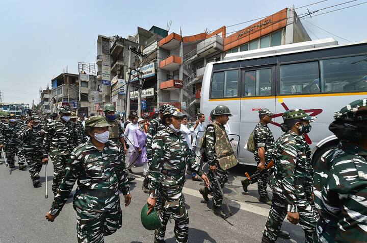 अधिकारियों ने बताया कि स्थिति से निपटने के लिए अर्धसैनिक बलों को भी तैनात किया गया है. एसडीएमसी के अधिकारियों के बुलडोजर के साथ शाहीन बाग पहुंचते ही कुछ स्थानीय लोगों ने अपने ‘‘अवैध निर्माण’’ को हटाना शुरू कर दिया.