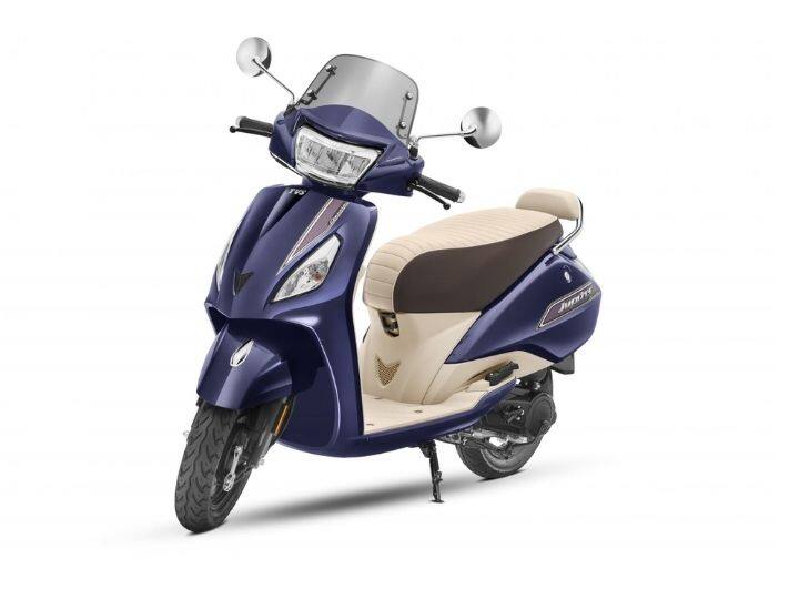 टीव्ही ज्युपिटर: टीव्हीएस ज्युपिटर एक उत्तम कौटुंबिक अनुकूल स्कूटर आहे. तुम्ही जर 110 सीसी सेगमेंटमध्ये एक उत्कृष्ट स्कूटर शोधत असाल, तर टीव्हीएस स्कूटर हा एक उत्तम पर्याय आहे. यात टीव्हीएस ज्युपिटरचे इंजिन बीएस 6 चे समर्थन करते. हे इंजिन 7,500 आरपीएम वर 7.8 बीएचपी आणि 8.8 एनएम पीक टॉर्क 5,500 आरपीएम वर जनरेट करते.