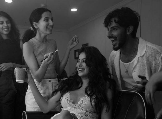 इसी के साथ वो अपनी टीम के साथ जमकर मस्ती भी करती नजर आ रही हैं. आप तस्वीरों में उन्हें खिलखिलाकर हंसते हुए देख सकते हैं.