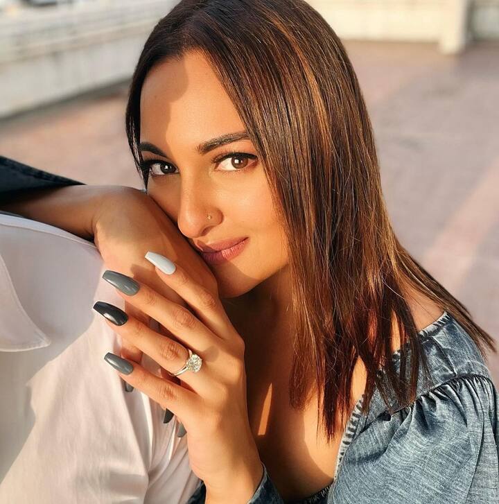 सोनाक्षी ने अपने इंस्टाग्राम पर कुछ फोटोज़ शेयर की हैं जिनमें वो एक मिस्ट्री ब्वॉय के साथ दिख रही हैं, हालांकि किसी भी फोटो में मिस्ट्री ब्वॉय का चेहरा नज़र नहीं आ रहा है. लेकिन हर फोटो में  सोनाक्षी अपनी रिंग ज़रूर फ्लॉन्ट करती दिख रही हैं.