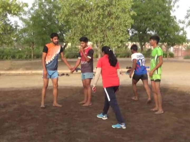 यहां दूर दराज से ग्रामीण क्षेत्रों से एथलीट्स प्रशिक्षण लेने के लिए आते हैं. यहां तक की दूसरे राज्यों से भी काफी खिलाड़ी यहां अपना पसीना बहाते दिख जाएंगे. इनका कहना है कि यहां हमें आसानी से अच्छे कोच के साथ प्रशिक्षण मिल जाता है. इसके साथ ही यहां स्टेडियम में ट्रैक इंटरनेशनल लेवल का होने के कारण देश-विदेशों में खेलते समय आसानी रहती है और काफी फायदा मिलता है.