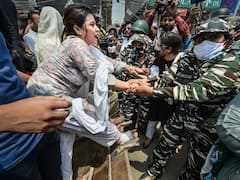 Shaheen Bagh Demolition Drive: शाहीन बाग में खूब हुआ हाई वोल्टेज ड्रामा, विरोध के आगे नहीं चला बुल्डोजर, तस्वीरों में देखें हालात