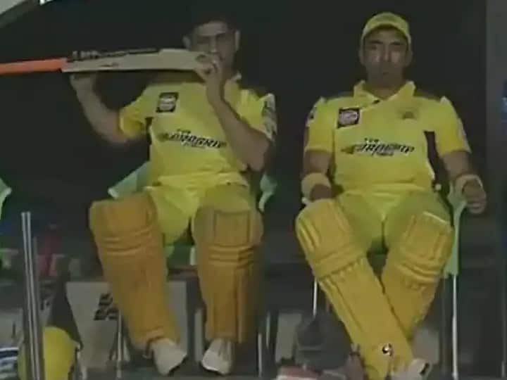 Amit Mishra tells why Dhoni often eats his bat CSK vs DC IPL 2022 CSK vs DC: ड्रेसिंग रूम में बैठकर बल्ला चबाते देखे गए धोनी, अमित मिश्रा ने ऐसे लिए मजे