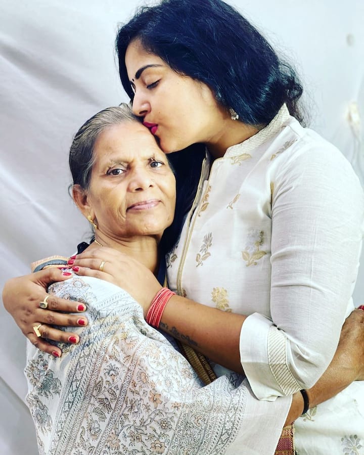 वहीं एक्ट्रेस अंजना सिंह (Anjana Singh) ने भी अपनी मां के साथ फोटो शेयर की और लिखा कि, हैप्पी मदर्स डे मां. तस्वीर में दोनों की बेहतरीन बॉन्डिंग देखने को लिए मिल रही है.