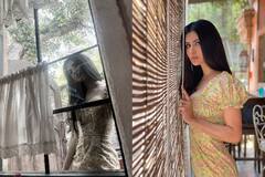 Photos: लेमन शेड और फ्लोरल लुक में Mouni Roy ने ढाया कहर, झील सी निगाहों में डूब जाएंगे आप