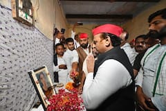 Akhilesh Yadav In Chandauli: चंदौली कांड को लेकर UP में फिर सियासत शुरू, अखिलेश यादव के सामने बिलख कर रोया पीड़ित परिवार, देखें तस्वीरें