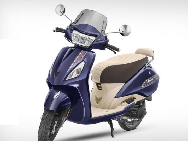 भारतात स्कूटरचा एक मोठा ग्राहक वर्ग आहे. यामध्येच जास्त स्पेस असलेले स्कूटर हे भारतीयांच्या अधिक पसंतीस उरतात. अशातच आता टू-व्हीलर बनवणाऱ्या कंपन्या पूर्वीपेक्षा अधिक स्टायलिश आणि नवीन फीचर्सने सुसज्ज असलेले स्कूटर बनवतात. यातच जर तुम्ही नवीन स्कूटर खरेदी करण्याचा विचार करत असाल, तर आज आम्ही तुम्हाला देशात उपलब्ध असलेले टॉप 3 स्कूटरबद्दल सांगणार आहोत.