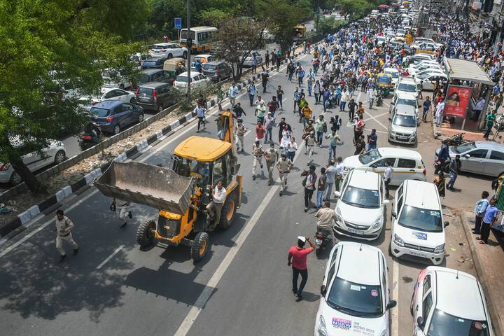 गौरतलब है कि बीजेपी की दिल्ली इकाई के प्रमुख आदेश गुप्ता ने स्थानीय महापौर को 20 अप्रैल को पत्र लिख कर ‘‘रोहिंग्या, बांग्लादेशियों और असामाजिक तत्वों’’ द्वारा किए गए अतिक्रमण को हटाने का अनुरोध किया था, जिसके बाद एसडीएमसी के इलाकों में अतिक्रमण रोधी अभियान चलाने का फैसला किया गया.