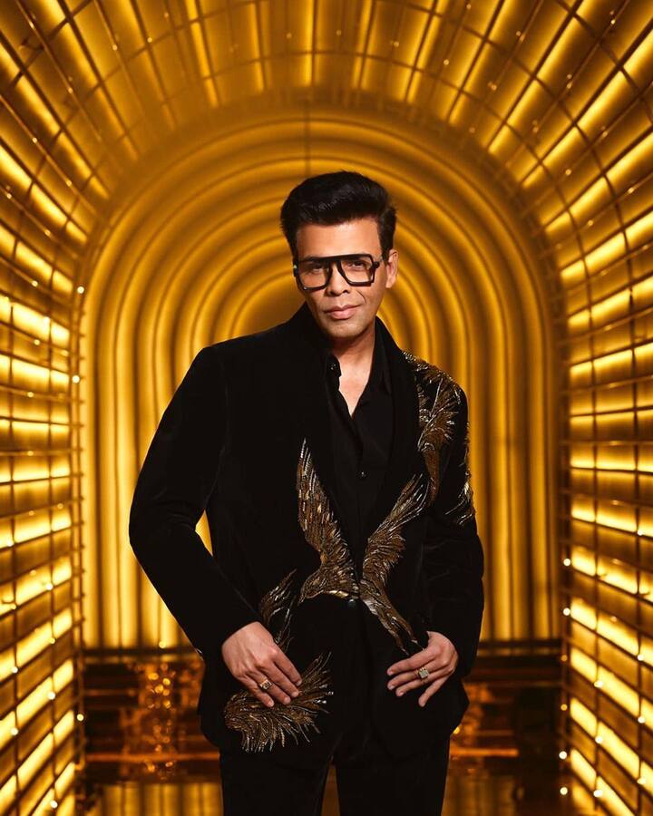 हाल ही में डायरेक्टर और प्रोड्यूसर करण जौहर ने अपने इंस्टाग्राम पर कॉफी विद करण के सेट की कुछ तस्वीरें शेयर की हैं जिसमें करण काफी उबल कूल लुक में नजर आ रहे हैं.