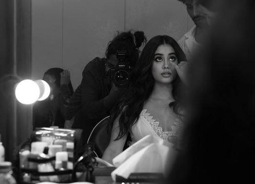 जाह्नवी कपूर ने हाल ही में अपने इंस्टाग्राम अकाउंट पर कुछ ब्लैक एंड व्हाइट तस्वीरें शेयर की हैं. इन तस्वीरों में जाह्नवी जमकर मस्ती करती नजर आ रही हैं.