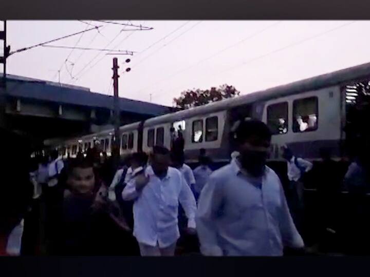 दहिसर ते बोरिवली दरम्यान, प्रवाशांची मोठी गर्दी पाहायला मिळाली. त्यासोबतच विरार, वसई, नालासोपारा या स्थानकांतही प्रवाशांची मोठी गर्दी झाली होती.