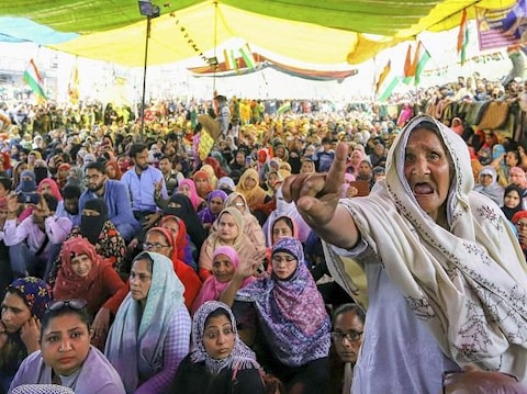 Shaheen Bagh: दिसंबर की सर्दी...बुजुर्ग महिलाओं के हाथों में तिरंगा...CAA विरोधी आंदोलन का एपीसेंटर शाहीन बाग