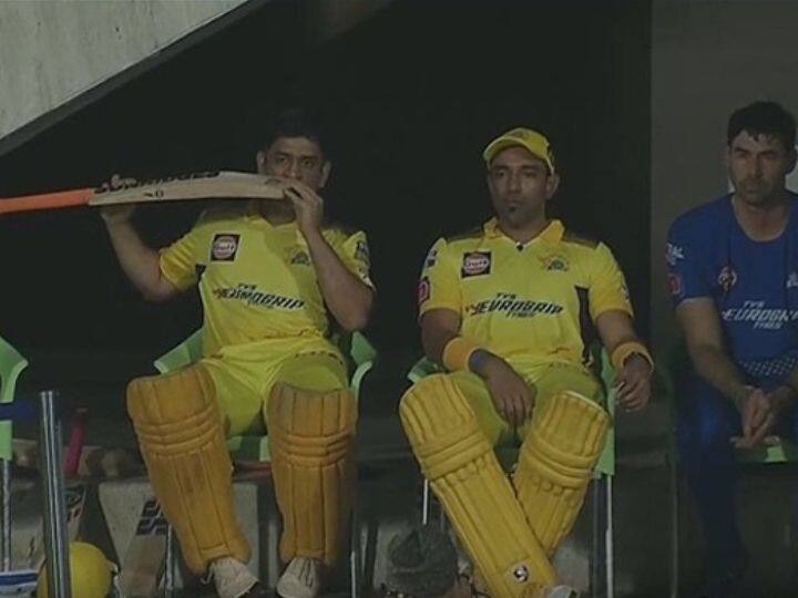 IPL 2022: MS Dhoni ‘eating’ his bat before going to bat against DC, Photo Goes Virat  MS Dhoni: पुन्हा फलंदाजीपूर्वी धोनी बॅट खाताना दिसला; पण तो असं का करतो? कारण आलं समोर
