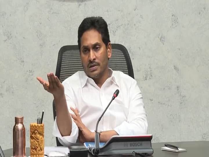 CM Jagan Review On Roads : గుంతల్లేని రోడ్లను తయారు చేయాలి - ఏడాదిలో గణనీయ ప్రగతి కనిపించాలన్న సీఎం జగన్ ! CM Jagan conducted a review on the condition of roads in AP. Ordered to make potholed roads within a year. CM Jagan Review On Roads : గుంతల్లేని రోడ్లను తయారు చేయాలి - ఏడాదిలో గణనీయ ప్రగతి కనిపించాలన్న సీఎం జగన్ !