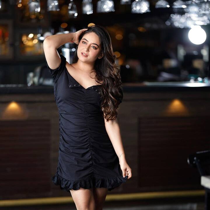 अभिनेत्रीचा हा व्हिडीओ खूप चर्चेत आला आहे.(photo:mahhivij/ig)