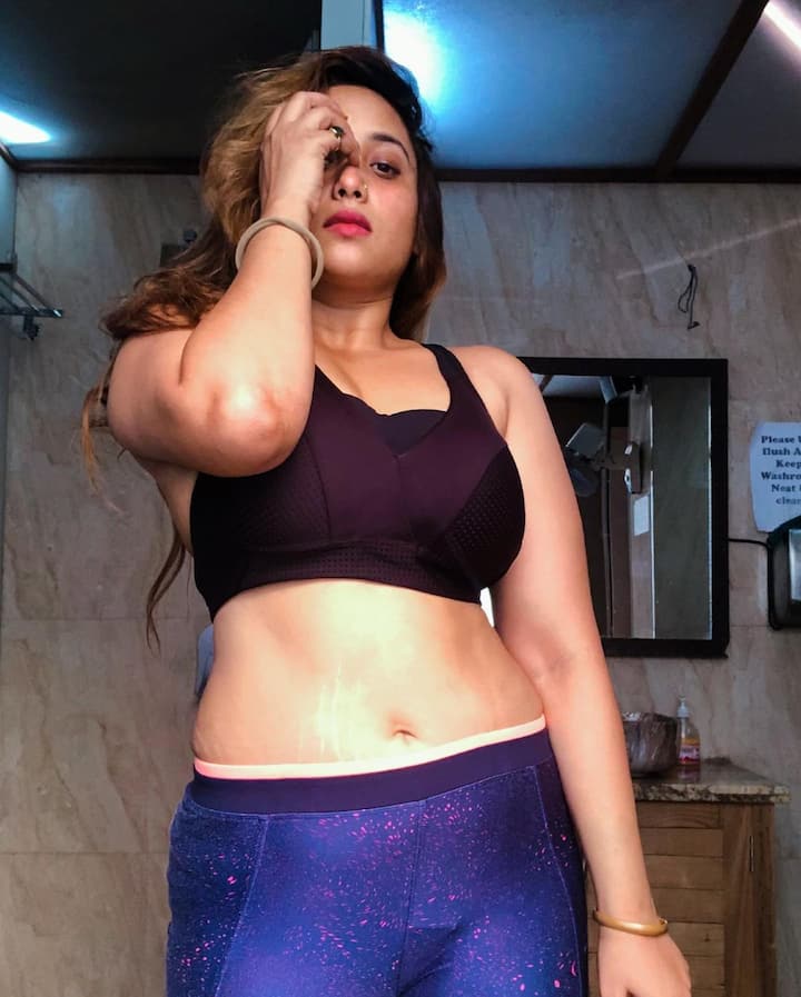 इस जिम आउटफिट में रानी के पेट पर गहरे स्ट्रेच मार्क्स पर नजर आ रही हैं. इस तस्वीर के साथ रानी ने ट्रोलर्स मुंहतोड़ जवाब दिया है.